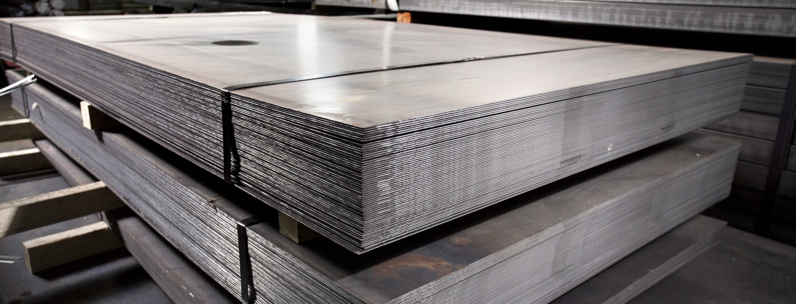 Stainless steel metal sheets deposited in stacks